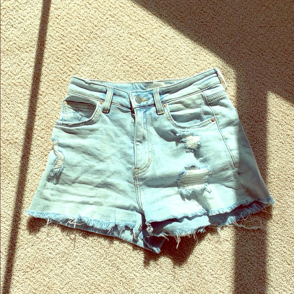 H&M’s light denim jean shorts